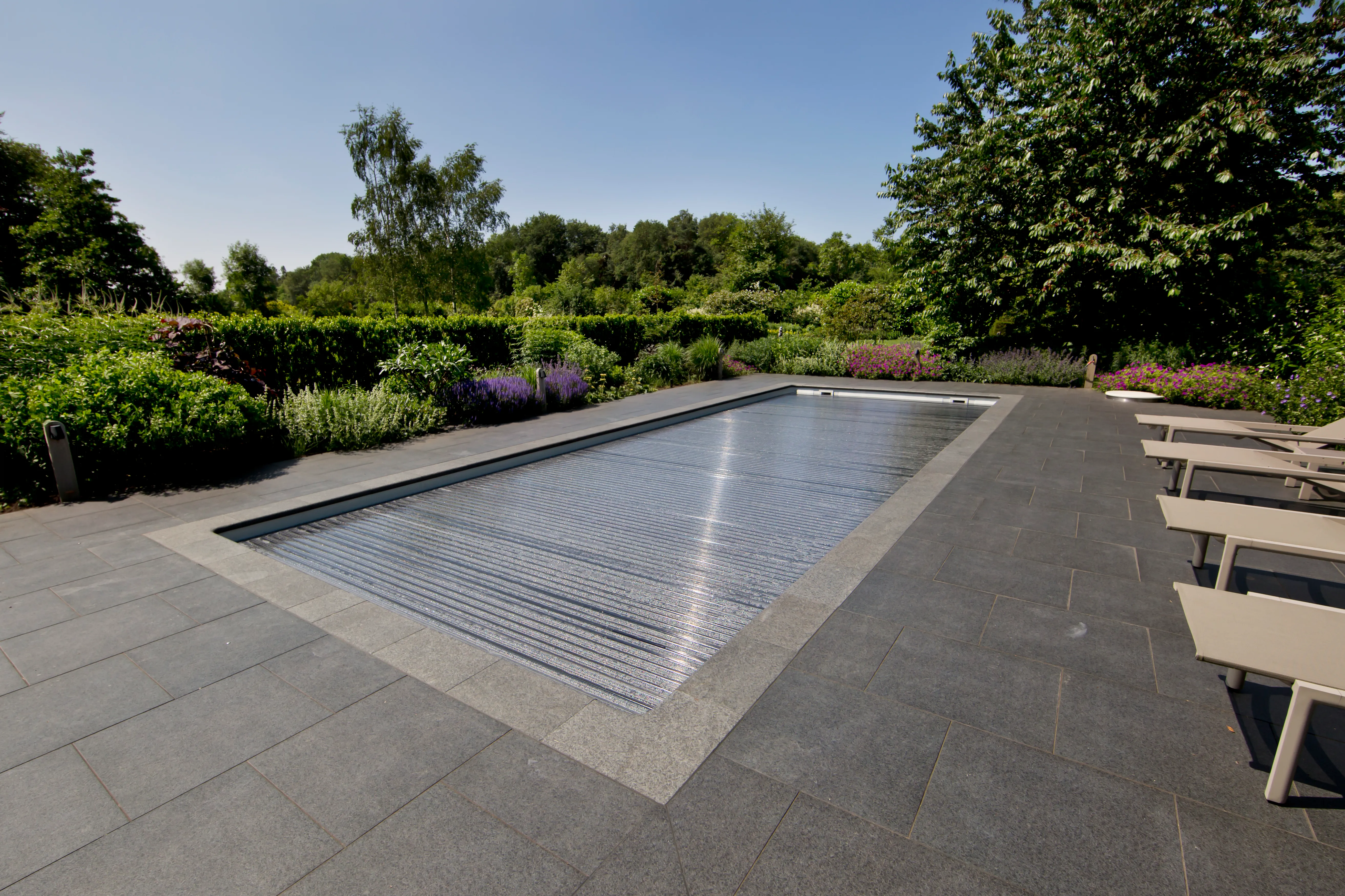 Afdekking zwembad open